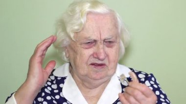Yaşlı kadının işitme sorunu var ve işitme cihazı takıyor..