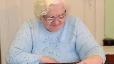 Yaşlı kadın kendi resimlerini izliyor.. 