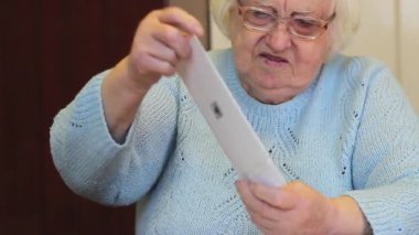 Kadın kıdemli okuma mektup.