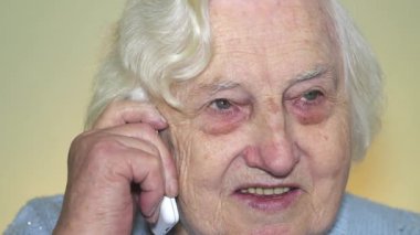 yaşlı kadın cep telefonunda söz.