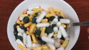 Yemek. Bir kase dolusu vitamin veya ilaç takviye konseptini aşırı kullanmak (suistimal).