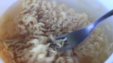 Erişteyi karıştırıyorum. Abur cubur. Fast food. Kaçan bir hayat.