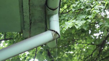 Yağmur suyu - yağmur sırasında sızan eski su sızıntısı geçirgen su