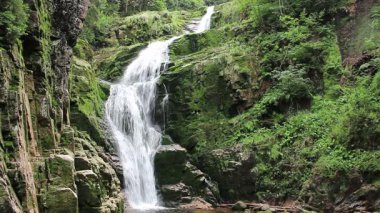Büyülü Kamienczyk Şelalesi. Polonya