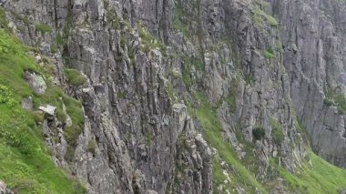 Karkonosze / Krkonose dağlarındaki Karlı Sirk 'in granit duvarları
