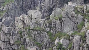 Karkonosze/Krkonose dağlarında Karlı Cirque granit duvarlar. Jeoloji