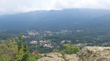 Karkonosze / Krkonose dağları ve Szklarska Poreba kasabasının panoramik manzarası