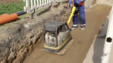 Toprak sıkıştırıcı. Kanalizasyon sistemi.