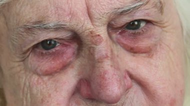 Yaşlı kadının yüzü. Yakın çekim..