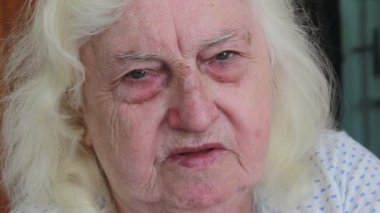 Yaşlı kadının yüzü - evanesans, yalnızlık, anılar.