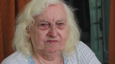 Yaşlı kadının yüzü, yalnızlık, hatıralar.. 