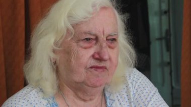 Yaşlı kadının yüzü, yalnızlık, hatıralar..