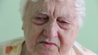 Yaşlı bir kadının üzgün yüzü