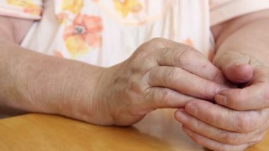 Acı dolu yaşlı bir kadının elleri.