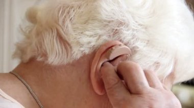 İşitme cihazı - işitme cihazı takan yaşlı kadın