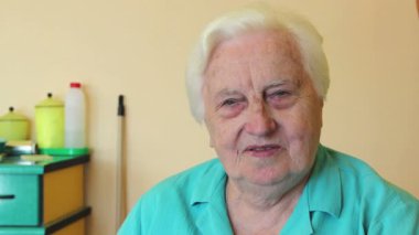 Kuaförde saçını kestikten sonra yaşlı bir kadının portresi.