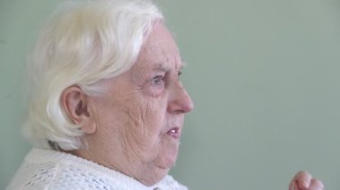 Yaşlı kadın ilaç alıyor.