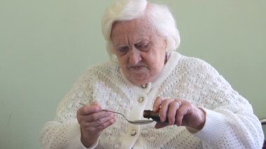 Yaşlı bir kadın iğrenç ilaçlar alıyor. Komik.