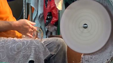 Cam fabrikası. Cam fabrikası. Kristal vazo parlatan eleman.