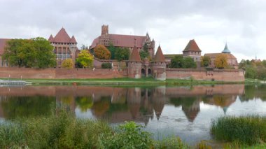 Malbork 'taki Tötonik Düzen Kalesi, dünyanın en büyük şatosu.