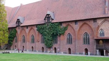 MALBORK, POLAND - 20 Eylül 2014: Malbork Şatosu - Avlu