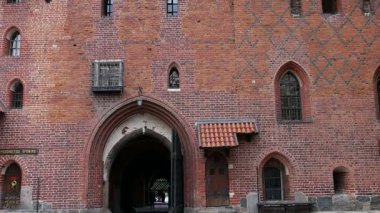 Malbork 'taki Tötonik Düzen şatosu - kapı ve kule.