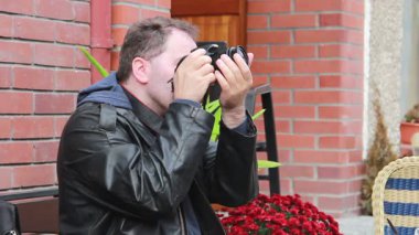 Dedektif, gizli ajan, gazeteci ya da paparazzi iş başında. 