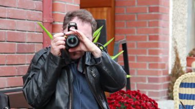 Dedektif, gizli ajan, gazeteci ya da paparazzi iş başında. 
