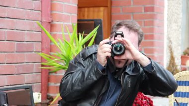 Dedektif, gizli ajan, gazeteci ya da paparazzi iş başında. 