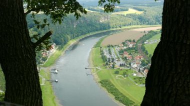 Oberrathen şehir Bastei uçurumdan görülen Elbe Nehri boyunca