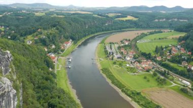Bastei'den görülen Elbe Nehri boyunca Oberrathen ve Niederrathen kasabası