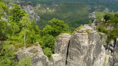 Bastei kayalıkları. Elbe Sandstone Dağları. Saxon Switzerland Ulusal Parkı Almanya