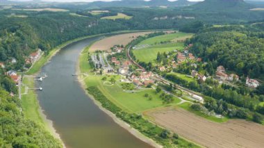 Oberrathen şehir Bastei uçurumdan görülen Elbe Nehri boyunca
