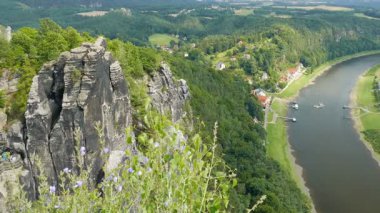 Niederrathen şehir ve Bastei uçurumdan görülen Elbe Nehri