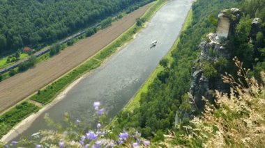 Bastei'nin Elbe Nehri ve kayalıkları. Sakson İsviçre Ulusal Parkı Almanya