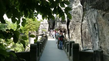 BASTEI, ALMANY - 15 Ağustos 2015: Sakson İsviçre 'deki Bastei Köprüsü ve turistler. Almanya