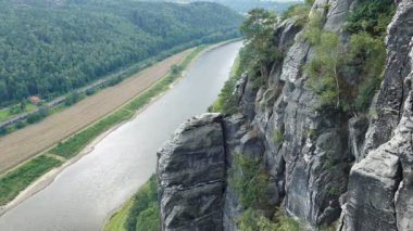 Elbe Nehri ve kayalıklarla Bastei. Elbe kumtaşı Dağları. Almanya