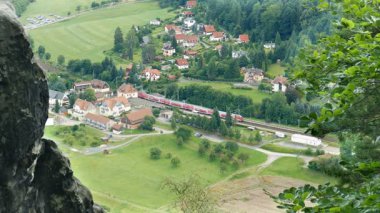 Bastei kayalıklarından görülen Oberrathen kasabası. Almanya