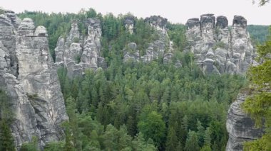 Bastei kayalıklarının panoramik manzarası. Kumtaşı Dağları. Sakson İsviçre, Almanya