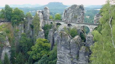 Bastei kayalıklarla ve taş köprü. Sakson İsviçre Ulusal Parkı, Almanya