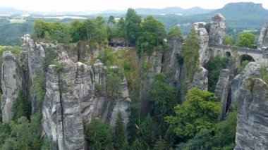 Bastei kayalıklarla ve taş köprü. Sakson İsviçre Ulusal Parkı, Almanya