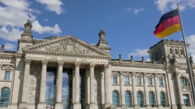 Berlin'de Alman bayrağı ve Reichstag (hükümet) binası