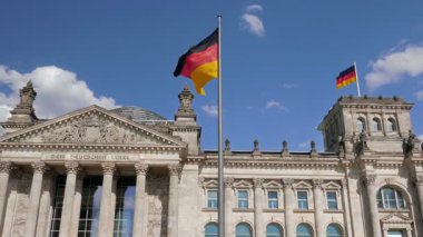 The Reichstag Berlin'de bina iki Alman bayrakları