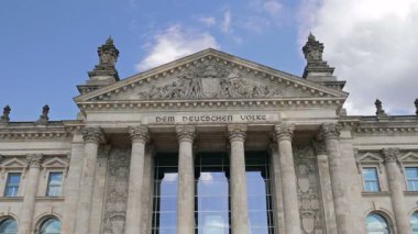 Bulutlar The Reichstag Berlin'de bina üzerinde yavaşça