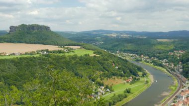 Elbe nehri ve Lilienstein sofra dağıpanoramik görünümü