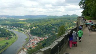 KONIGSTEIN, GERMANY - 21 AĞUSTOS 2015: Konigstein kalesinin duvarları ve Elbe Nehri ve Lilienstein Dağı manzarası