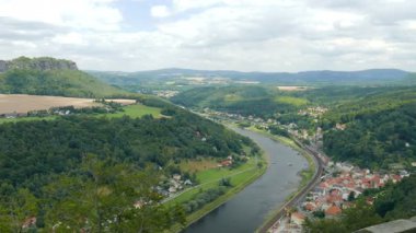 KONIGSTEIN, GERMANY - 21 Ağustos 2015: Elbe nehri, Lilienstein dağı ve Konigstein kalesinin duvarları