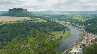 Elbe nehri, Konigstein kasabası ve Lilienstein sofra dağının panoramik manzarası