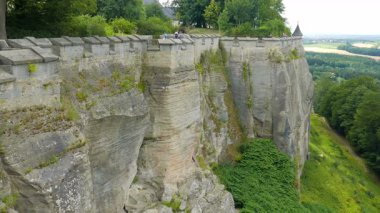 KONIGSTEIN, GERMANY - 21 AĞUSTOS 2015: Konigstein Kalesinin Duvarları, Sakson İsviçre, Almanya