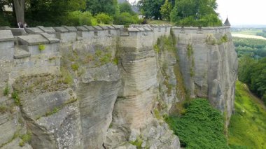 KONIGSTEIN, GERMANY - 21 AĞUSTOS 2015: Konigstein kalesi, Sakson İsviçre, Almanya